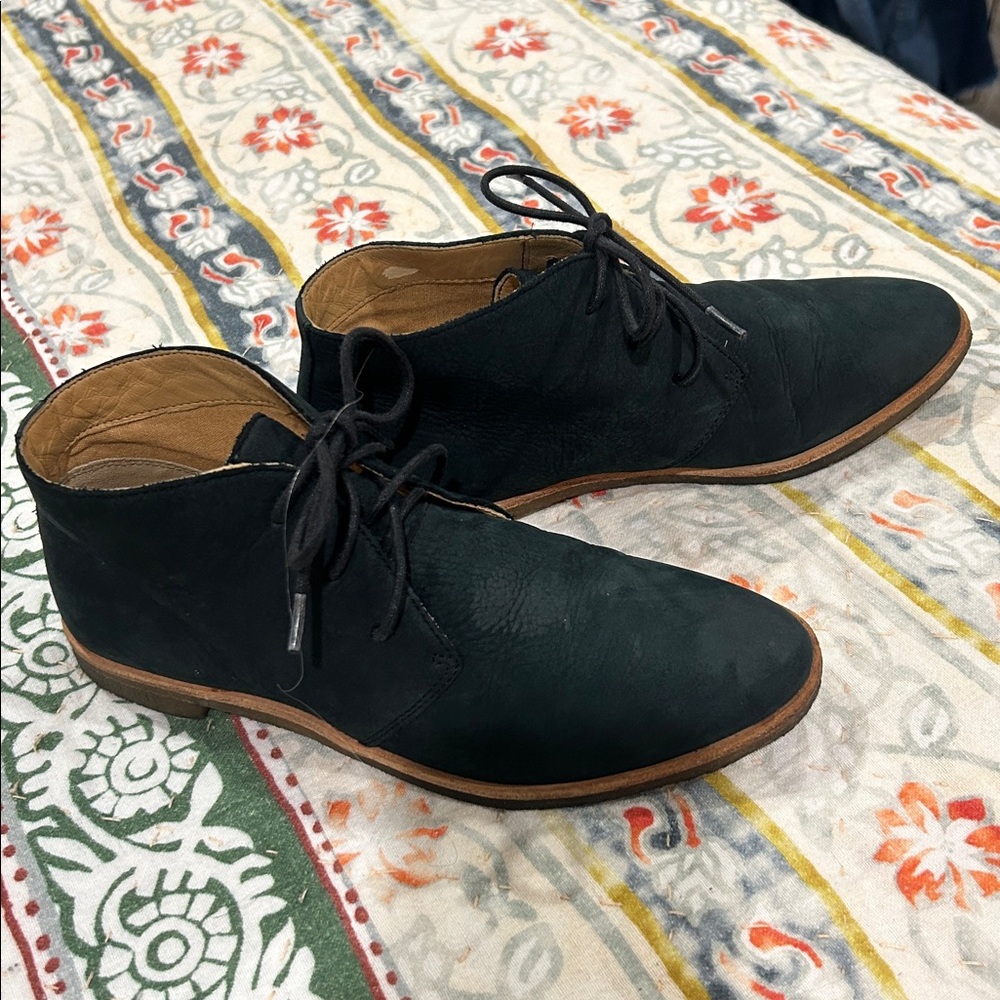 Clarks Boots Womens Size 7.5M Black Nubuck Leather Chukka Ankle Short Crepe Sole